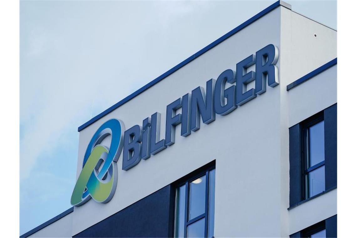 Bilfinger mit deutlichen Einbußen: Gewinn dank Verkaufsbonus Das Logo des Industriedienstleisters Bilfinger ist an einer Gebäudewand angebracht. Foto: Uwe Anspach/dpa/Archivbild