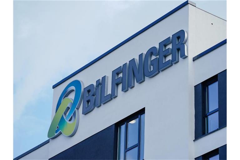 Das Logo des Industriedienstleisters Bilfinger ist an einer Gebäudewand angebracht. Foto: Uwe Anspach/dpa/Archivbild