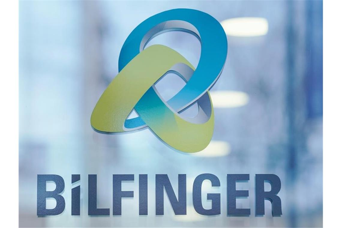 Das Logo des Industriedienstleisters Bilfinger ist an einer Gebäudewand angebracht. Foto: Uwe Anspach/dpa