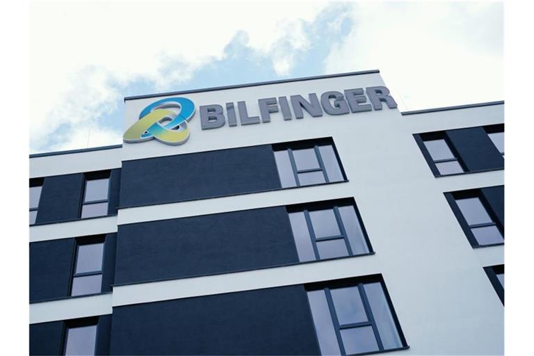 Das Logo des Industriedienstleisters Bilfinger ist auf einem Gebäude zu sehen. Foto: Uwe Anspach/dpa/Symbolbild
