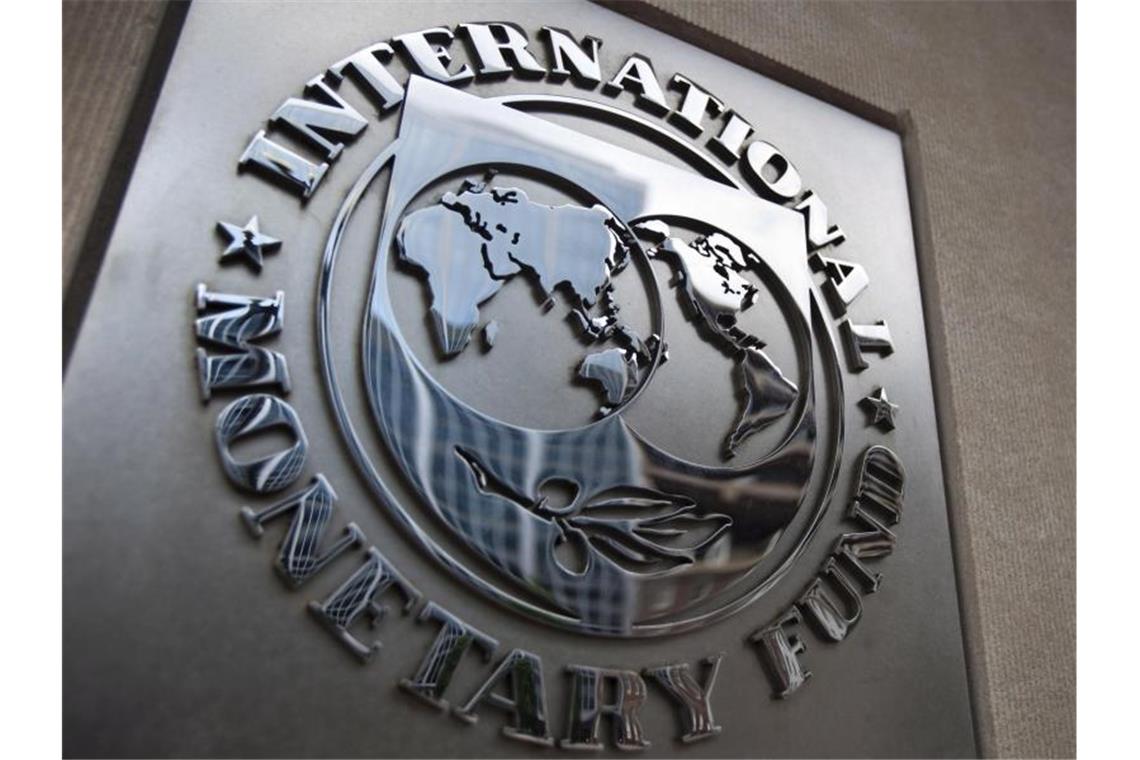 Das Logo des Internationale Währungsfonds an dessen Hauptsitz in Washington. In Davos stellt in Davos seine aktualisierte Prognose zum Wachstum der Weltwirtschaft vor. Foto: Jim Lo Scalzo/EPA/dpa