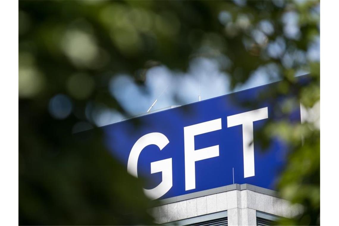 Das Logo des IT-Dienstleisters GFT steht auf einem Gebäude des Unternehmens in Stuttgart. Foto: Sebastian Gollnow/dpa/Archivbild