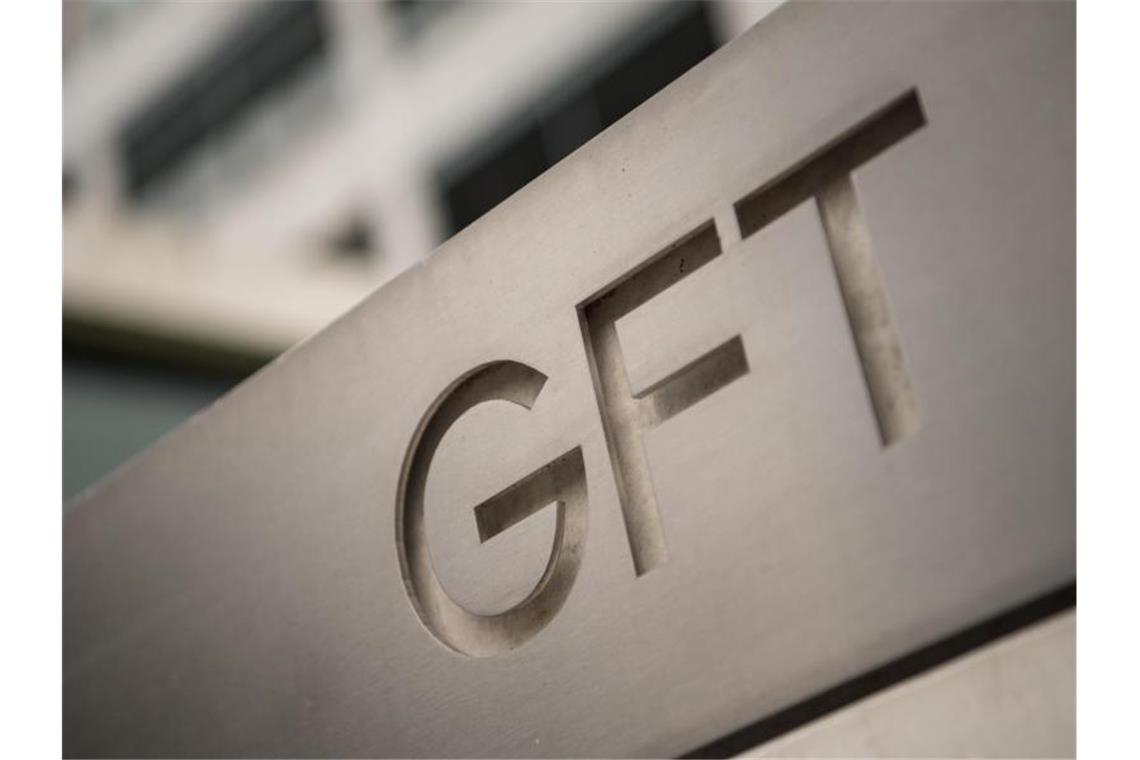Das Logo des IT-Dienstleisters GFT steht vor einem Gebäude des Unternehmens in Stuttgart. Foot: Sebastian Gollnow/Archivbild Foto: Sebastian Gollnow