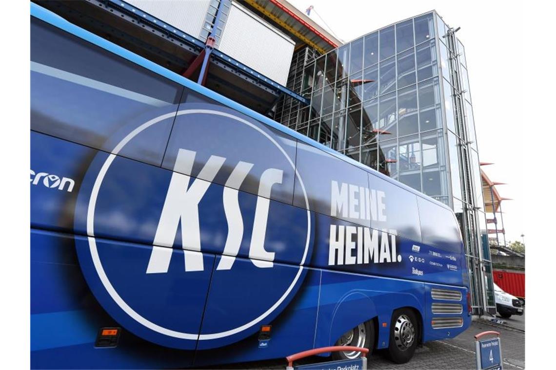 Das Logo des Karlsruher SC befindet sich am Mannschaftsbus. Foto: Uli Deck/dpa/Archivbild
