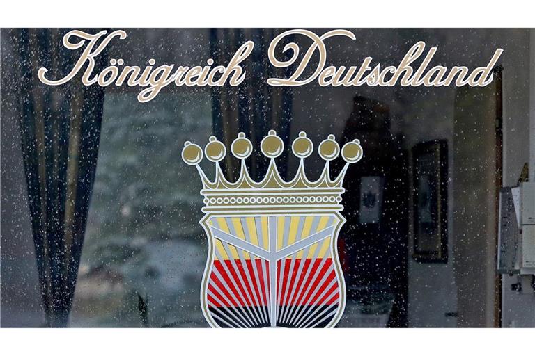 Das Logo des „Königreich Deutschland“ prangt am Fenster eines Pförtnerhauses.