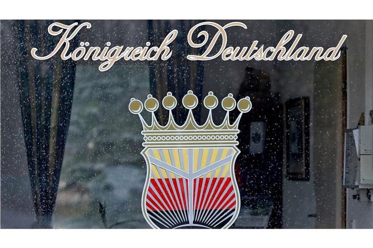 Das Logo des „Königreich Deutschland“ prangt am Fenster eines Pförtnerhauses.