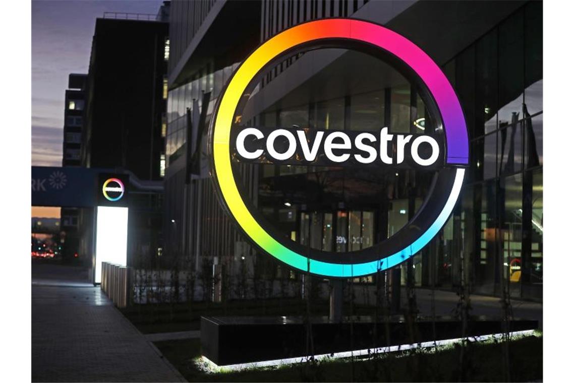 Das Logo des Kunststoffkonzern Covestro leuchtet vor der neuen Unternehmenszentrale am Chempark Leverkusen. Foto: Oliver Berg/dpa