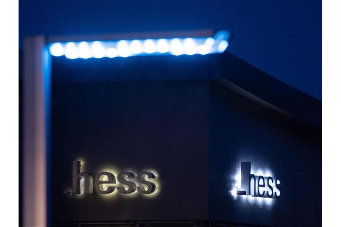 Das Logo des Leuchtenherstellers Hess am jetzigem Firmensitz der Hess GmbH Licht + Form. Foto: Marijan Murat/dpa/Archivbild