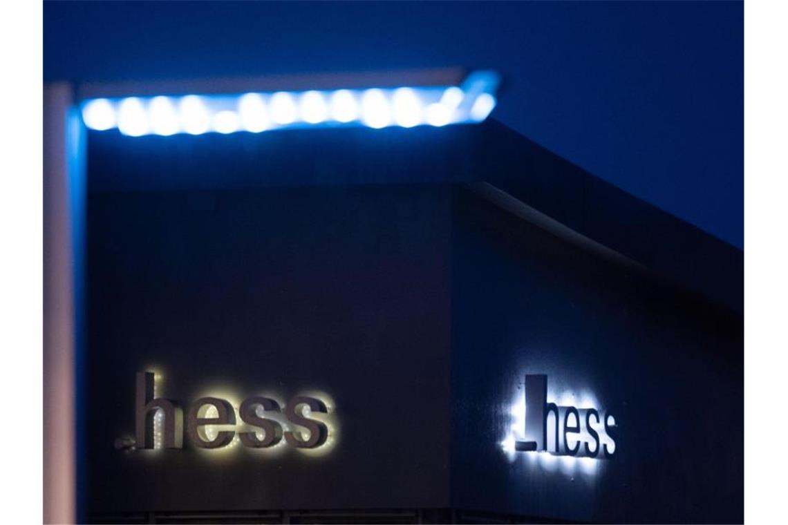 Ertragslage geschönt? Angeklagte werden befragt Das Logo des Leuchtenherstellers Hess. Foto: Marijan Murat/dpa