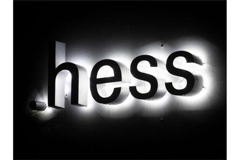 Das Logo des Leuchtenherstellers Hess ist am ehemaligen Hauptsitz der Hess AG zu sehen. Foto: Marijan Murat/dpa/Archivbild