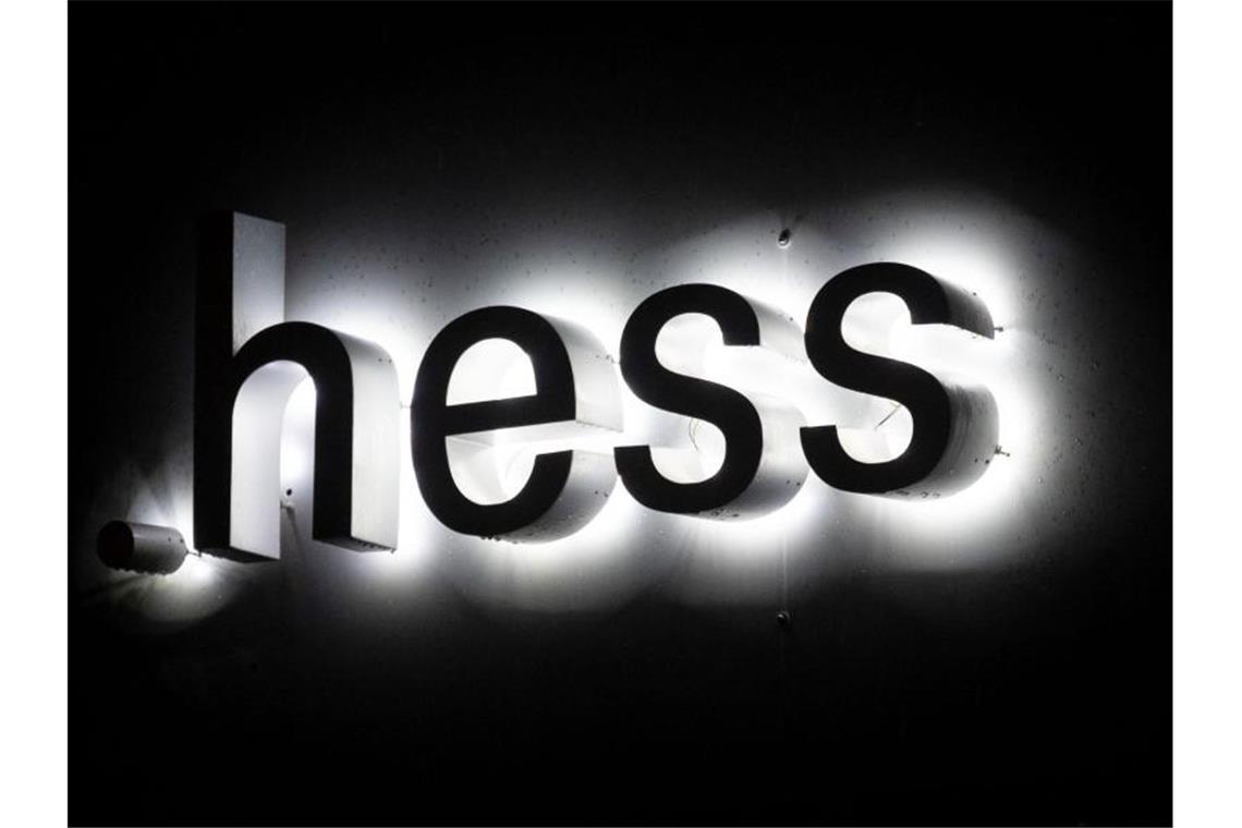 Ein Hauptangeklagter im Hess-Prozess weist Vorwürfe zurück Das Logo des Leuchtenherstellers Hess ist zu sehen. Foto: Marijan Murat/dpa/Archivbild