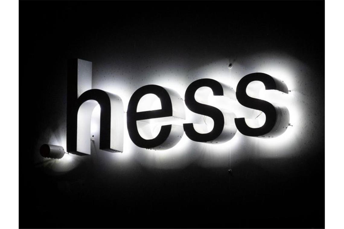 Gericht: Verständigung im Hess-Prozess möglich Das Logo des Leuchtenherstellers Hess ist zu sehen. Foto: Marijan Murat/dpa/Archivbild