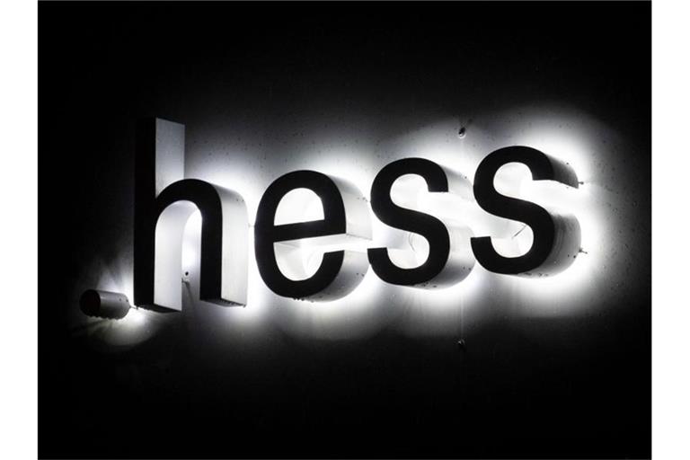 Das Logo des Leuchtenherstellers Hess ist zu sehen. Foto: Marijan Murat/dpa/Archivbild