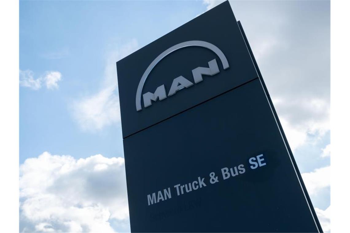 Das Logo des MAN-Konzerns vor dem Firmengelände in Salzgitter. Foto: Peter Steffen/dpa