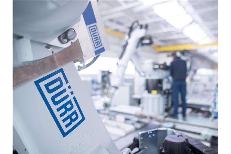 Das Logo des Maschinenbauers Dürr klebt auf einem Sealing-Roboter. Foto: Sebastian Gollnow/dpa/Archivbild