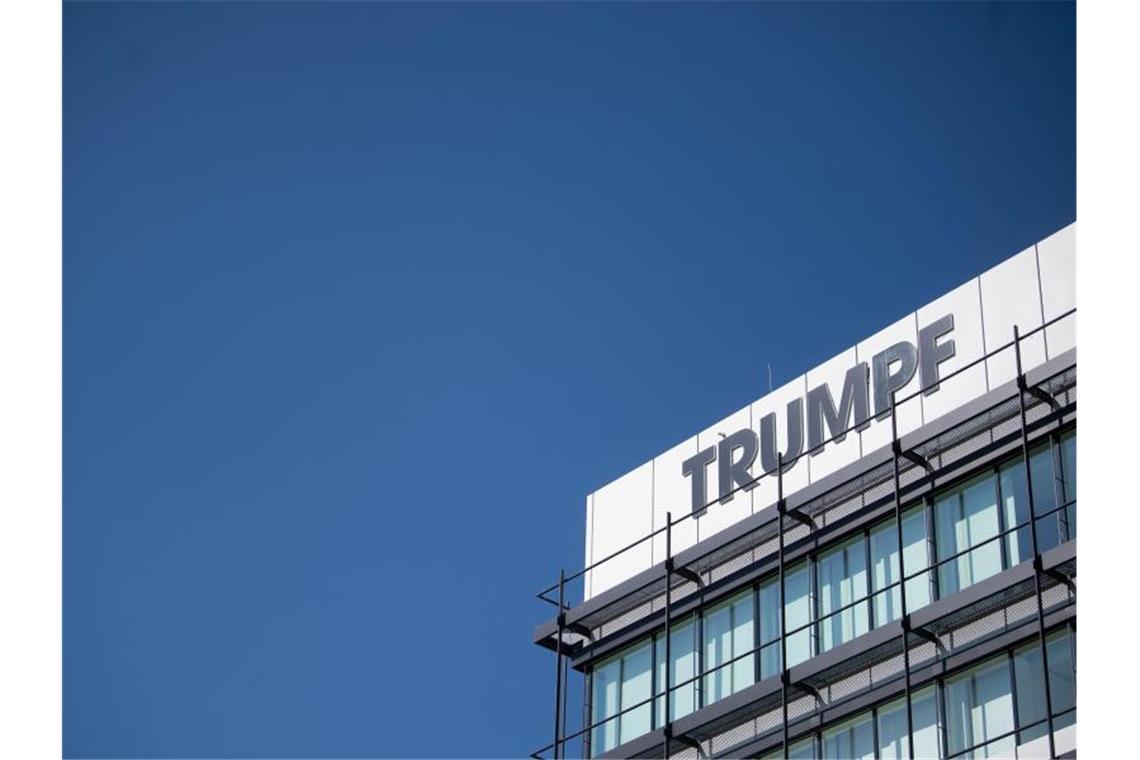 Das Logo des Maschinenbauers Trumpf ist auf einer Fassade zu sehen. Foto: Marijan Murat/dpa/Archivbild