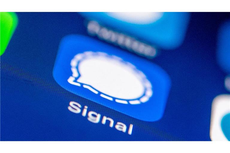 Das Logo des Messenger Dienstes Signal auf einem Smartphone