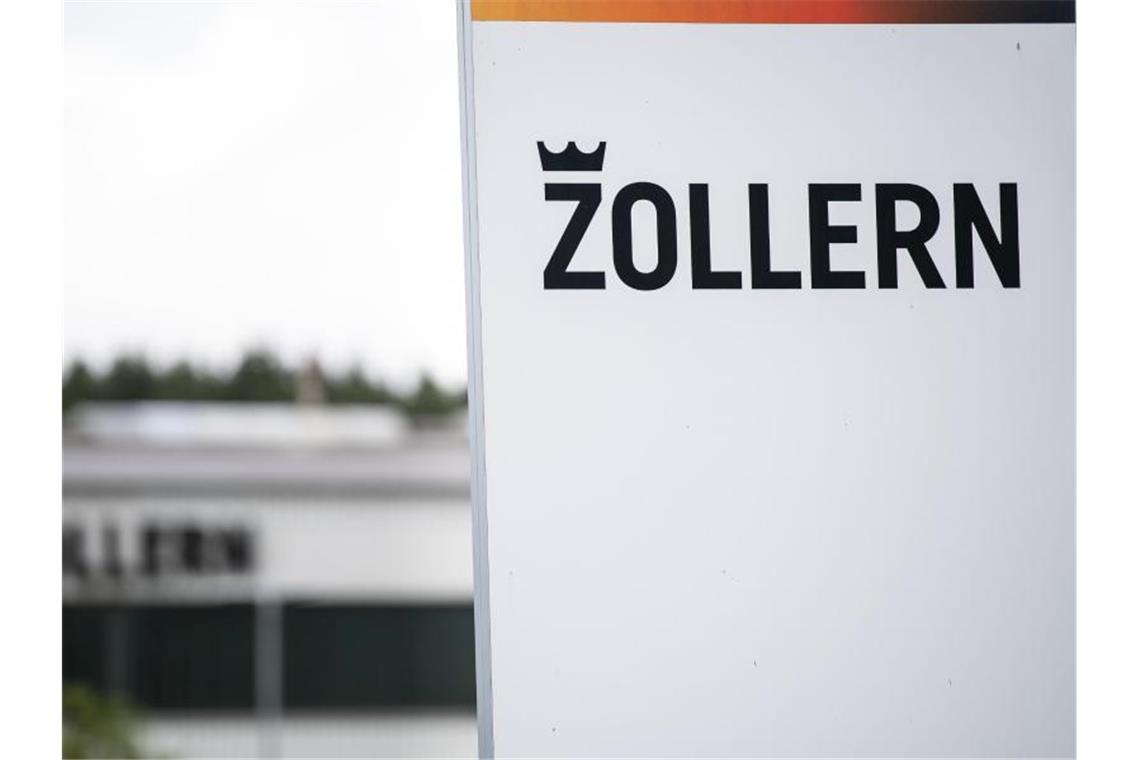 Das Logo des Metallverarbeiters Zollern ist auf einer Tafel zu sehen. Dahinter befindet sich der Frimensitz. Foto: Fabian Sommer