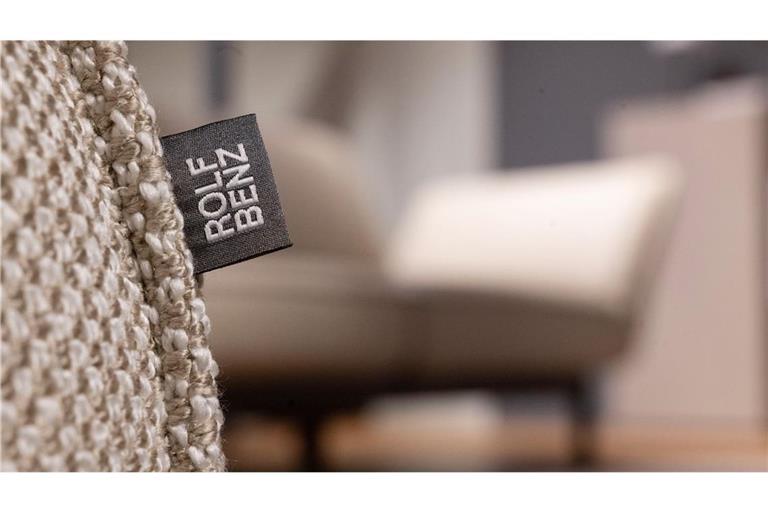 Das Logo des Möbelherstellers Rolf Benz ist in einem Rolf Benz Ladengeschäft in der Innenstadt an einem Hocker zu sehen. (Symbolbild)