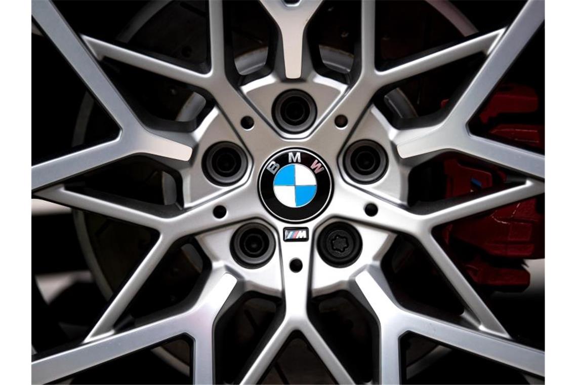 BMW lässt falschen Zetsche im Konkurrenz-Auto davonfahren