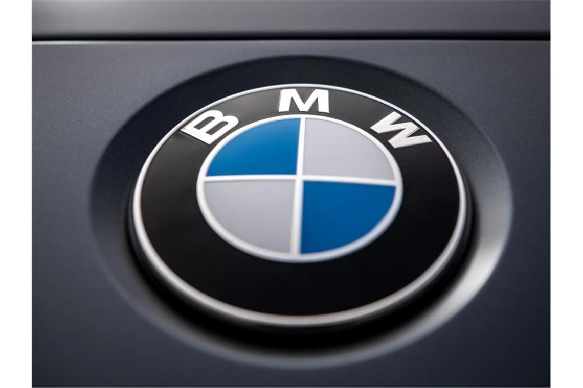 Das Logo des Münchner Autobauers BMW ist auf einem Auto zu sehen. Foto: Sina Schuldt/dpa/Archivbild