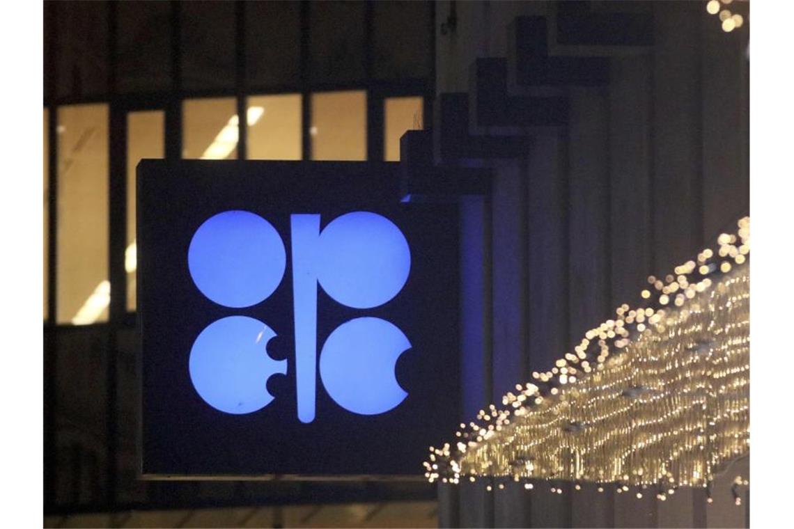 Das Logo des Ölkartells Opec bei einem Treffen der Organisation der erdölexportierenden Staaten (Opec). Foto: Ronald Zak/AP/dpa