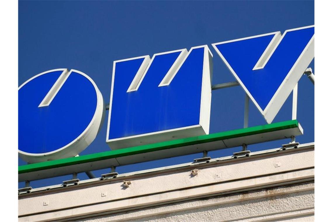 OMV verkauft deutsches Tankstellennetz an britische EG Group Das Logo des österreichischen Energiekonzerns OMV. Foto: Robert Jaeger/APA FILE/dpa/Archivbild