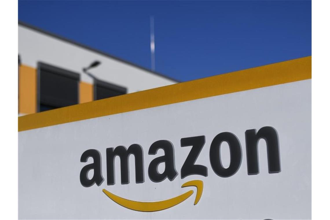 Das Logo des Online-Händlers Amazon ist an einem Logistikzentrum zu sehen. Foto: Ina Fassbender/dpa