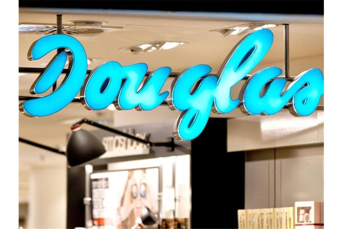 Das Logo des Parfümerie- und Handelskette „Douglas“ ist in einem Kaufhaus zu sehen. Foto: Daniel Karmann/dpa