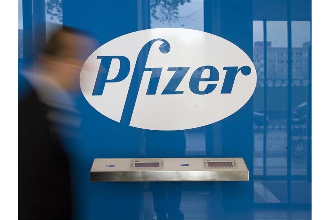 Das Logo des Pharmakonzerns „Pfizer“ in der Deutschlandzentrale in Berlin. Foto: Arno Burgi/dpa
