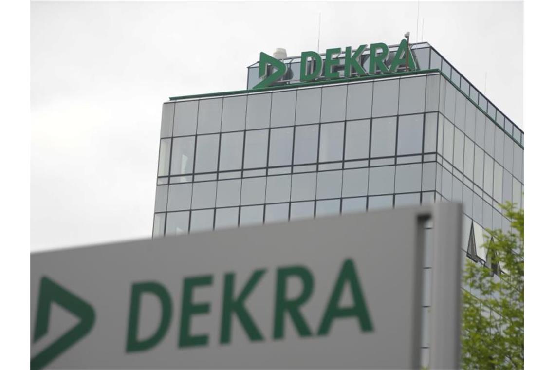 Corona-Krise in der Zeitarbeit beschert Dekra Gewinneinbruch Das Logo des Prüfkonzerns DEKRA ist am Hauptsitz auf einem Schild zu sehen. Foto: Philip Schwarz/dpa/Archivbild