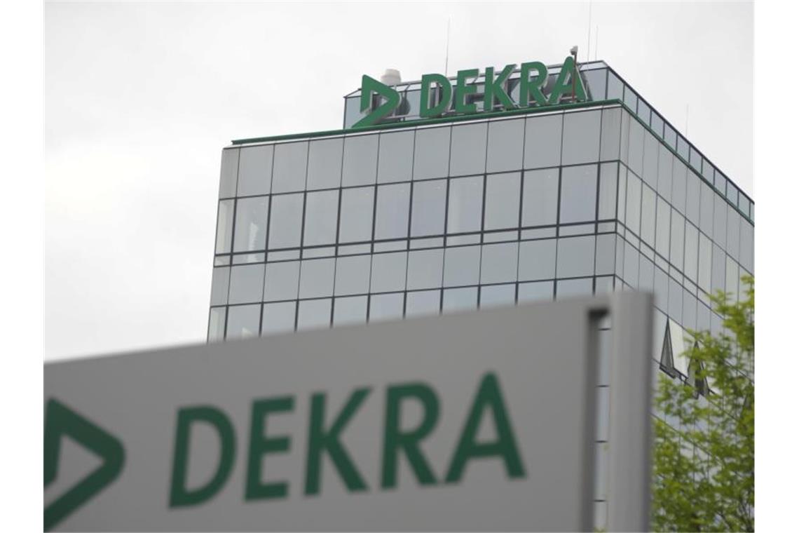 Das Logo des Prüfkonzerns DEKRA ist am Hauptsitz auf einem Schild zu sehen. Foto: Philip Schwarz/dpa/Archivbild