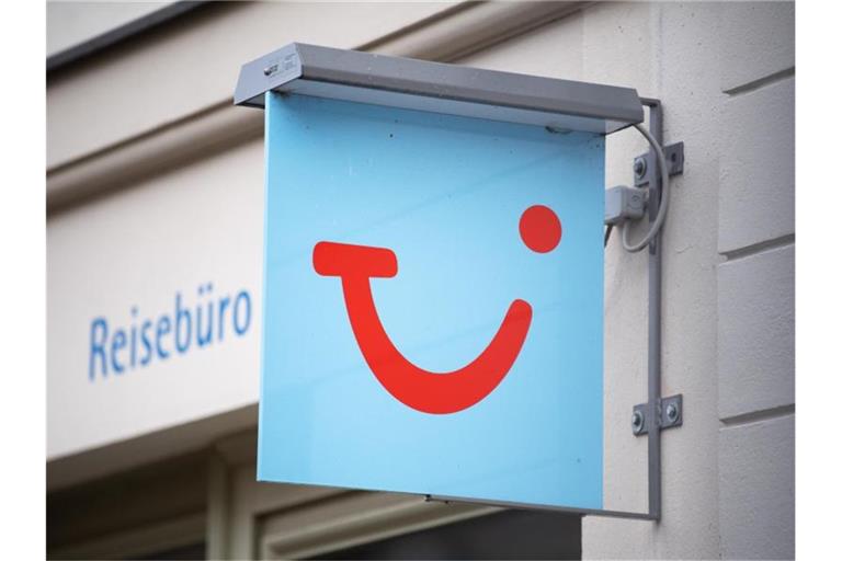Das Logo des Reiseunternehmens TUI hängt neben einem geschlossenen Reisebüro in Potsdam. Foto: Soeren Stache/dpa-Zentralbild/dpa