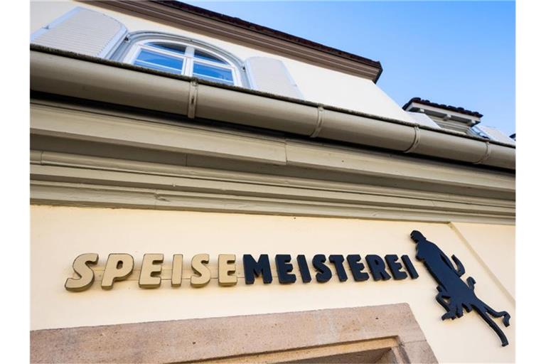 Das Logo des Restaurant Speisemeisterei ist über dem Eingang zu sehen. Foto: Marijan Murat/dpa