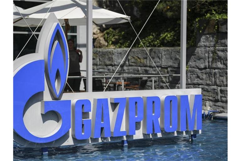 Das Logo des russischen Energielieferanten Gazprom. Foto: Patrick Seeger/dpa