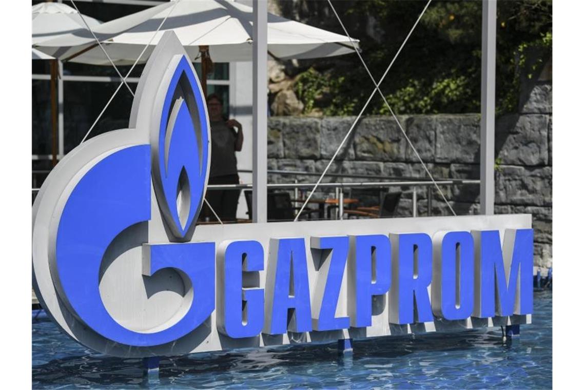 Das Logo des russischen Energielieferanten Gazprom. Foto: Patrick Seeger/dpa