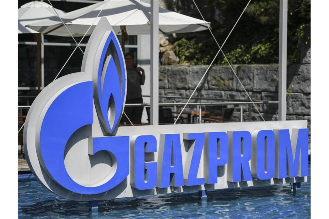 Russland und Ukraine arbeiten weiter an Gastransitvertrag Das Logo des russischen Energielieferanten „Gazprom“ in Rust. Foto: Patrick Seeger/dpa