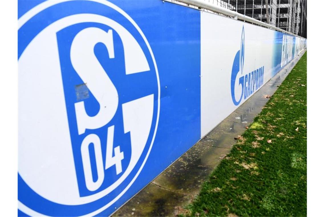 Schalke greift durch: Aufsichtsrat weg - Gazprom vom Trikot Das Logo des russischen Energieunternehmens Gazprom ist beim FC Schalke 04 allgegenwärtig. Foto: Caroline Seidel-Dißmann/dpa