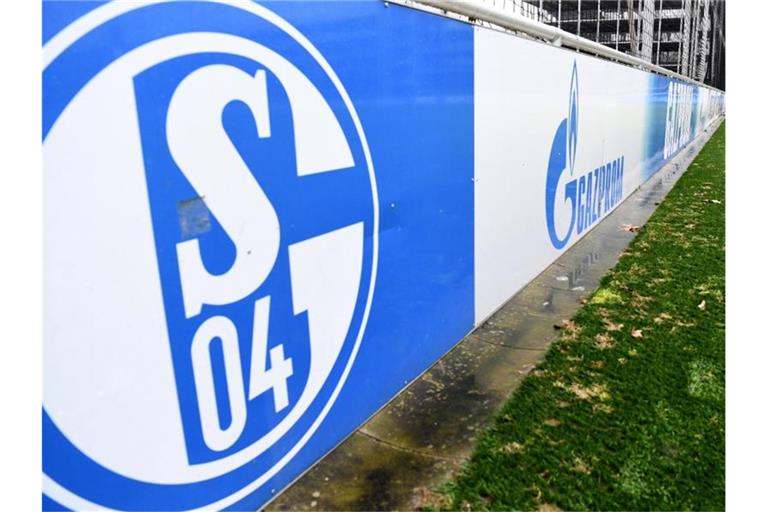 Das Logo des russischen Energieunternehmens Gazprom ist beim FC Schalke 04 allgegenwärtig. Foto: Caroline Seidel-Dißmann/dpa
