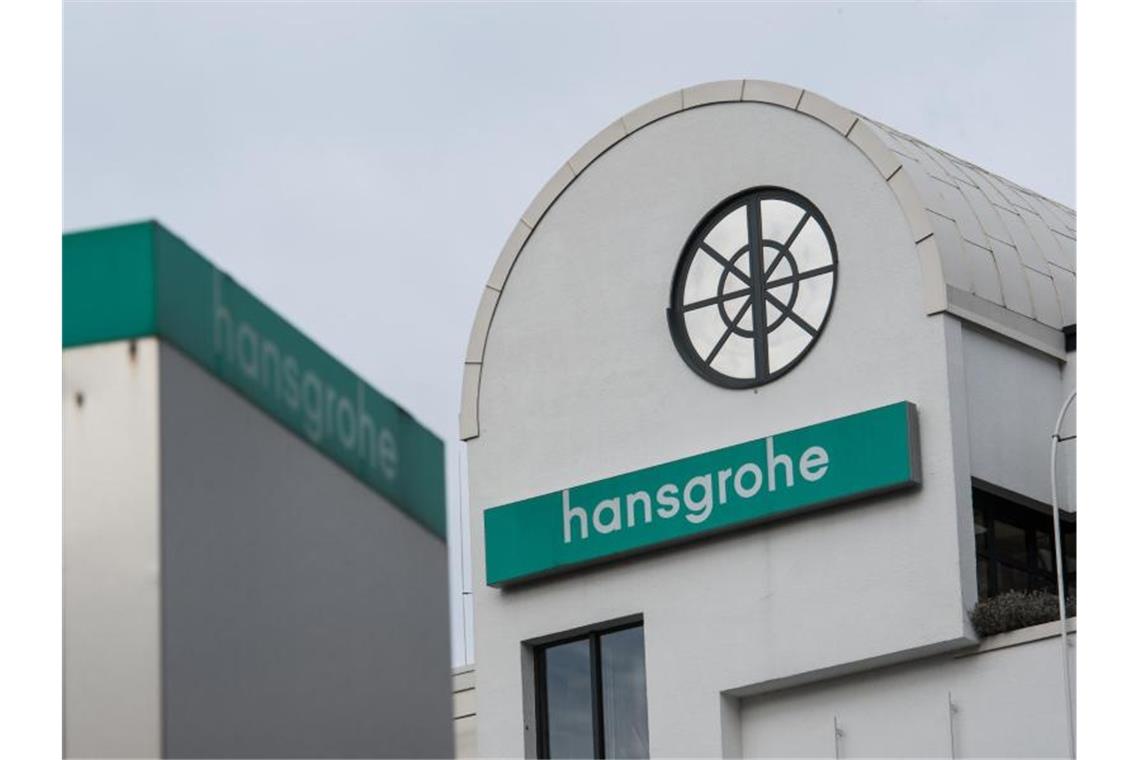 Armaturenhersteller Hansgrohe profitiert vom Heimwerker-Boom Das Logo des Sanitärherstellers Hansgrohe SE ist hinter einer Werbetafel zu sehen. Foto: picture alliance/dpa/Archivbild