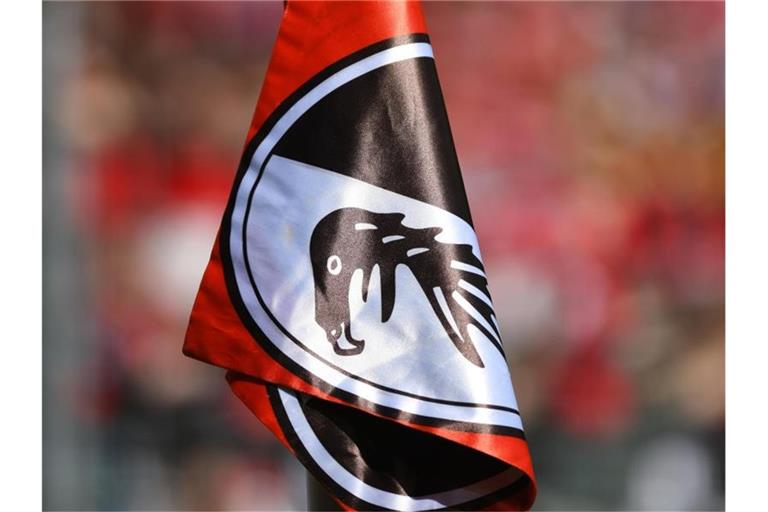 Das Logo des SC Freiburg ist auf einer Eckfahne zu sehen. Foto: Patrick Seeger/dpa/Archivbild