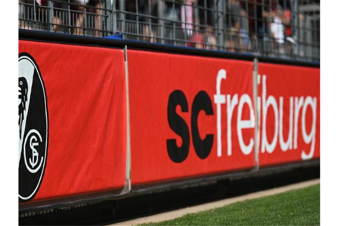Das Logo des SC Freiburg ist auf einer Werbebande zu sehen. Foto: Patrick Seeger/dpa/Archivbild
