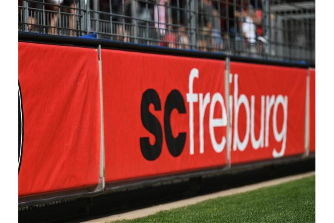 Das Logo des SC Freiburg ist auf einer Werbebande zu sehen. Foto: Patrick Seeger/dpa/Archivbild