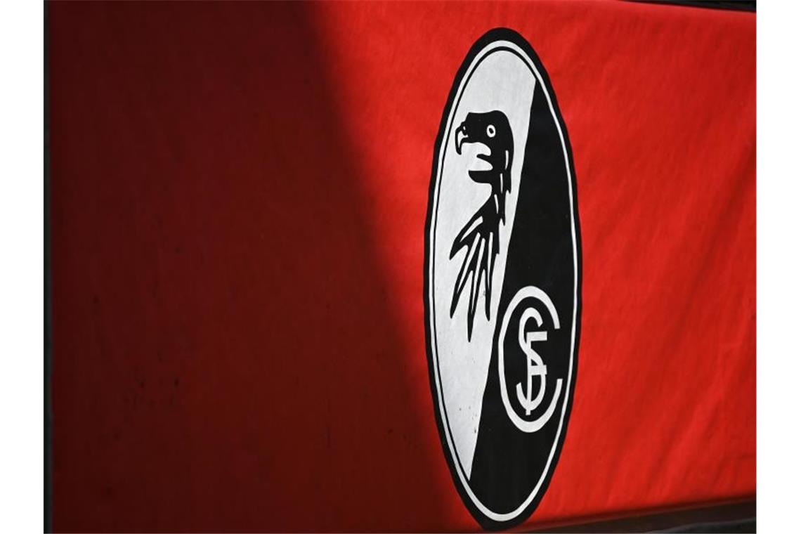 Das Logo des SC Freiburg ist auf einer Werbebande zu sehen. Foto: Patrick Seeger/dpa/Archivbild