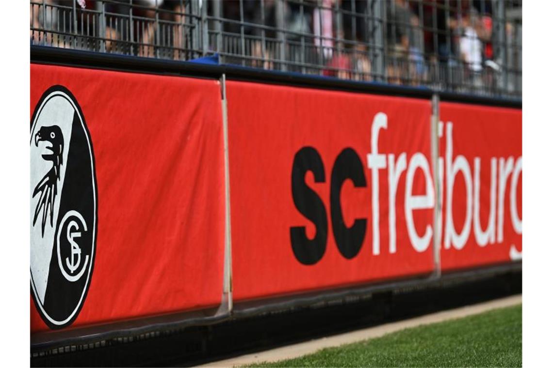Das Logo des SC Freiburg ist auf einer Werbebande zu sehen. Foto: Patrick Seeger/dpa/Symbolbild