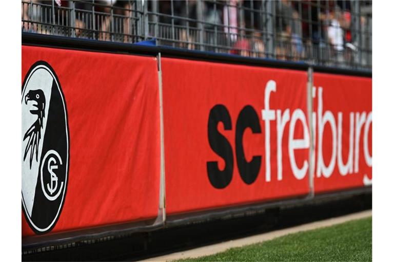 Das Logo des SC Freiburg ist auf einer Werbebande zu sehen. Foto: Patrick Seeger/dpa/Symbolbild