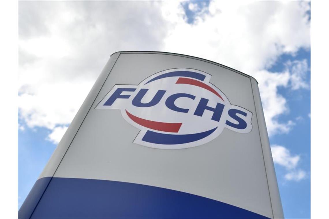 Das Logo des Schmierstoffspezialisten Fuchs Petrolub an der Firmenzentrale in Mannheim. Foto: Uwe Anspach/dpa/Archivbild