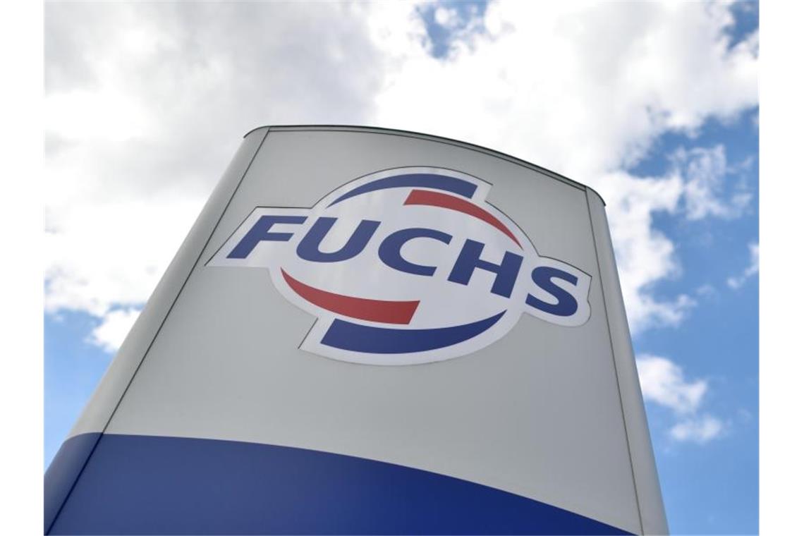 Das Logo des Schmierstoffspezialisten Fuchs Petrolub ist am Eingang der Firmenzentrale zu sehen. Foto: Uwe Anspach/dpa/Archivbild