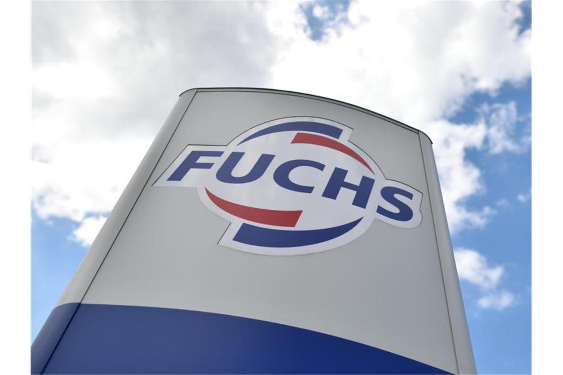 Fuchs Petrolub rechnet mit Dämpfer Das Logo des Schmierstoffspezialisten Fuchs Petrolub ist am Eingang der Firmenzentrale zu sehen. Foto: Uwe Anspach/Archiv