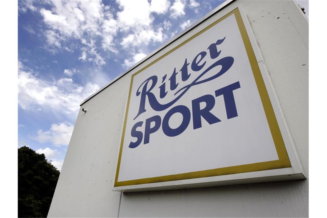 Ritter Sport verkauft Schokolade, die nicht so heißen darf Das Logo des Schokoladen-Herstellers Ritter-Sport an einem Firmengebäude. Foto: picture alliance / dpa/Archivbild